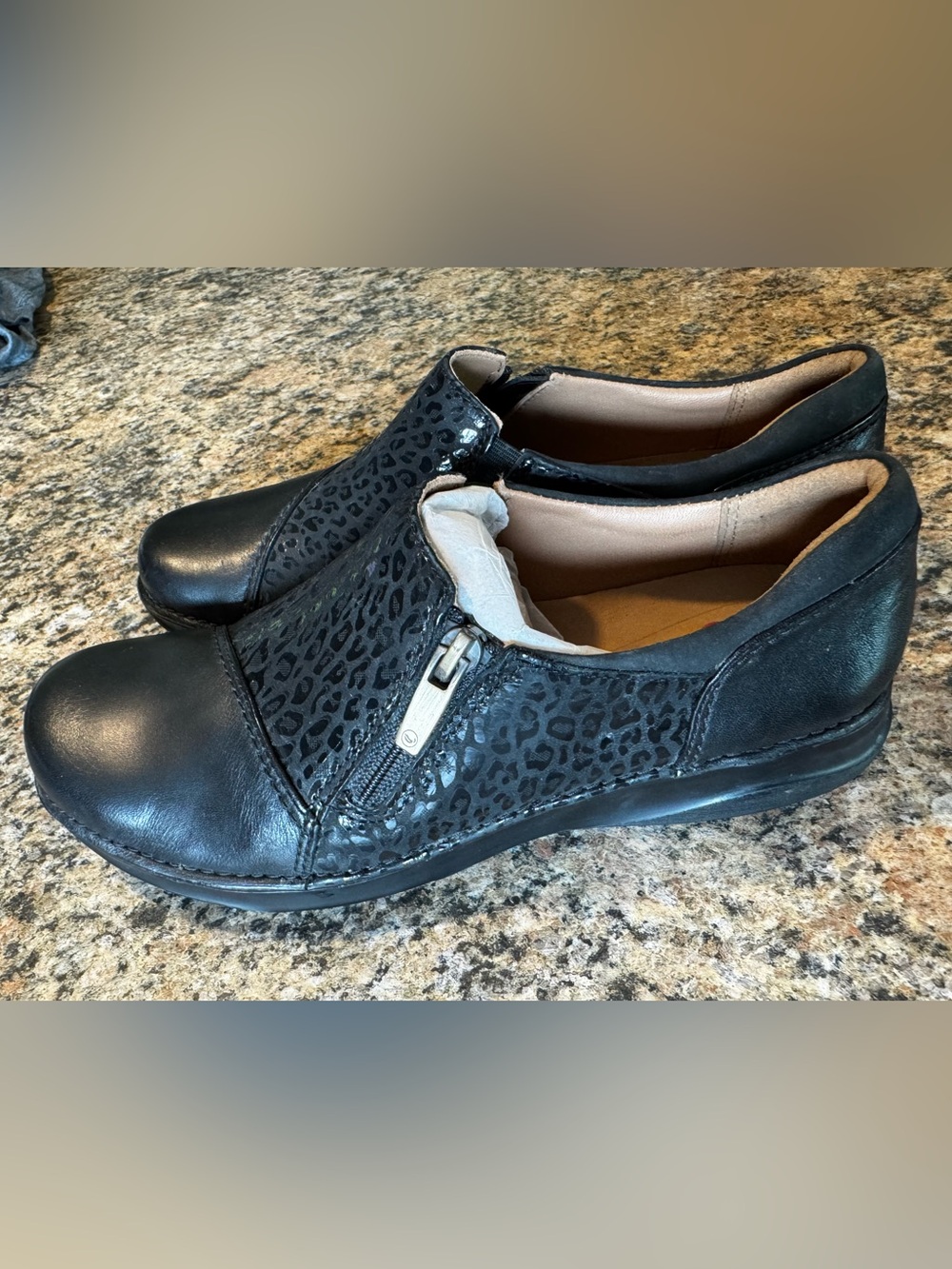 Clarks loafers flats Women's Appley Zip Black Leather Nubuck Combi 6.5 M Leopard